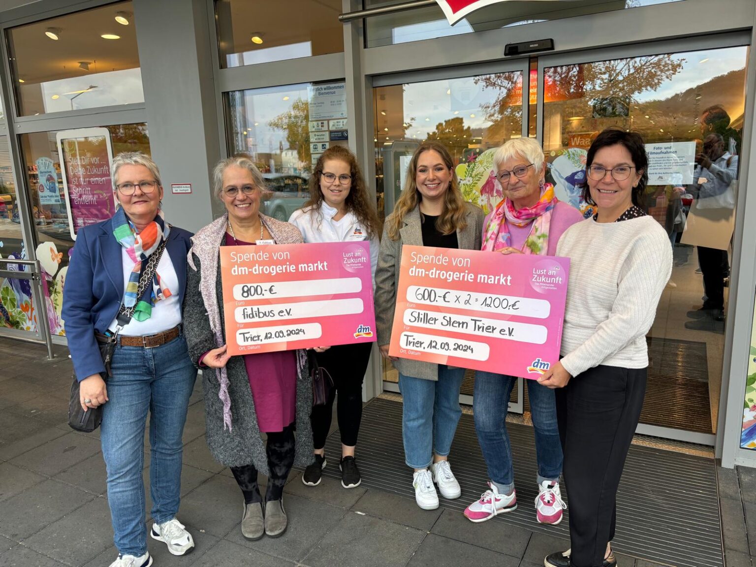 Ulrike Grandjean und Clarissa Schmithüsen haben den Spendencheck entgegengenommen.